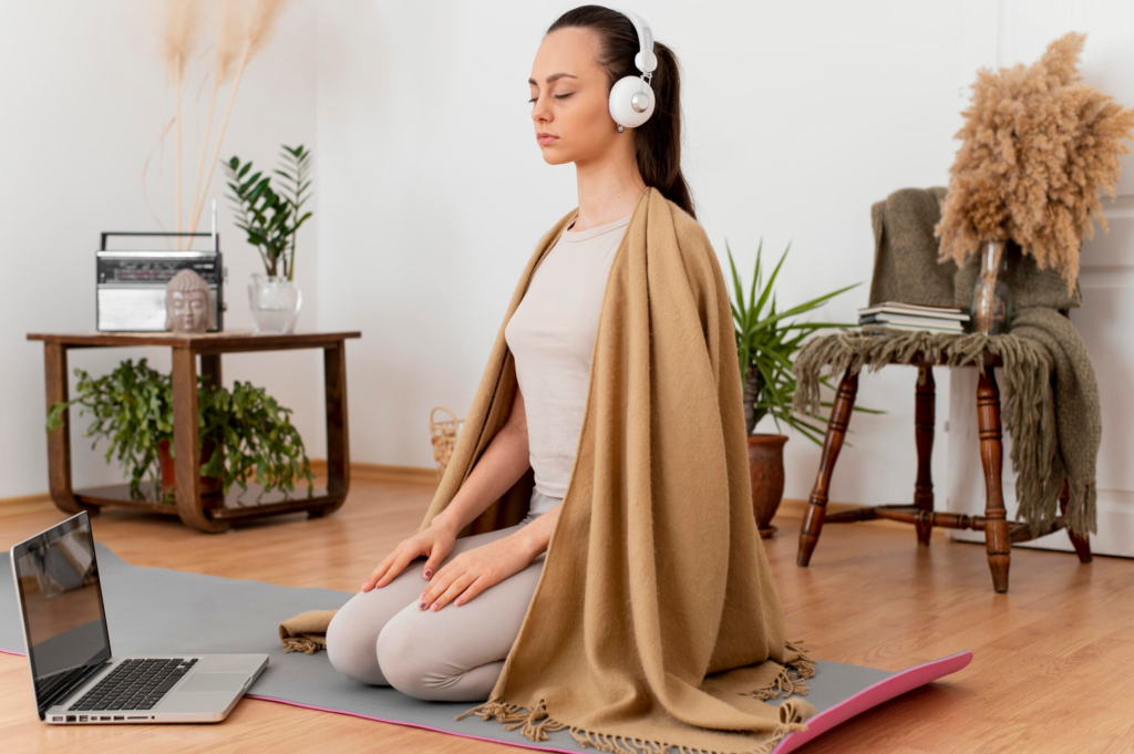 Mujer practicando meditación online en casa